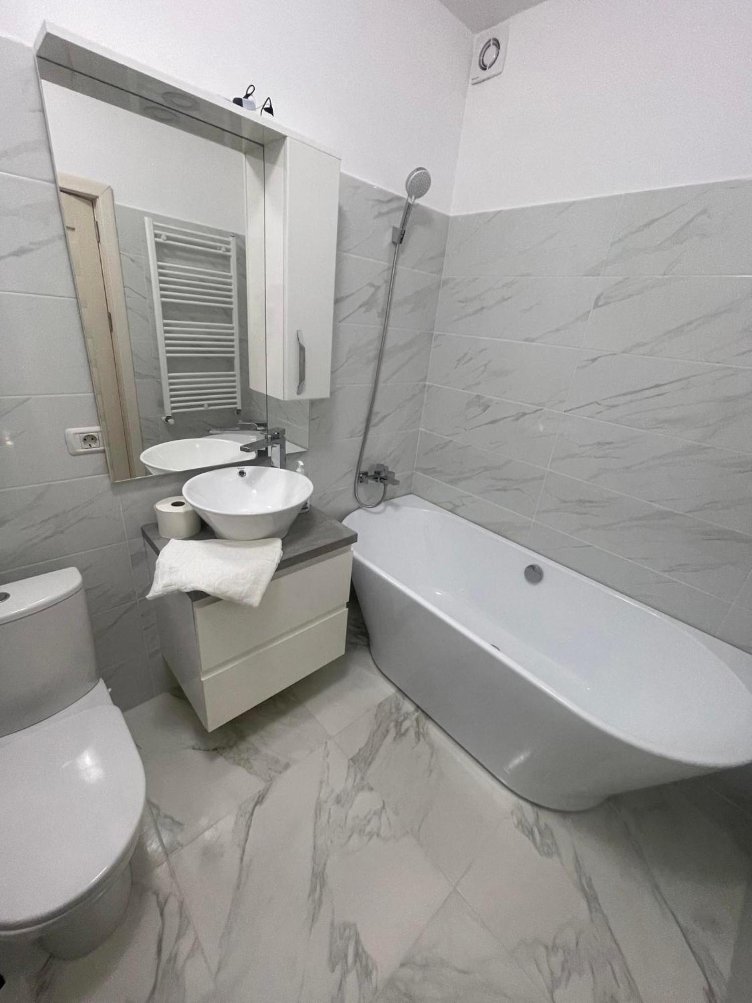 Luxury Apartment Питещ Екстериор снимка